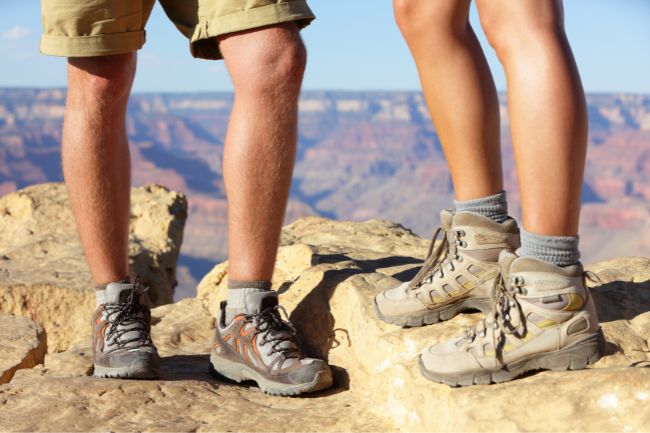 No momento você está vendo 4 tipos de sapatos masculinos adequados para trilha e camping