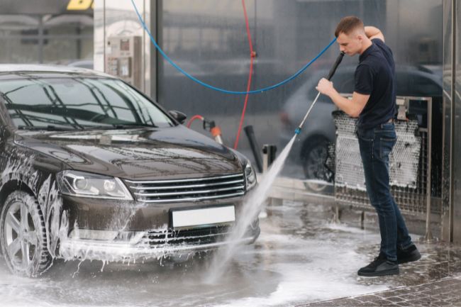 No momento você está vendo Lavagem Automotiva: Dicas para uma limpeza eficiente e segura